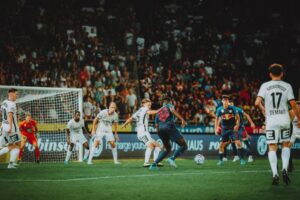 Oumar Solet trifft auf Stefan Hierländer. Foto (c) Jasmin Walter - FC Red Bull Salzburg via Getty Images