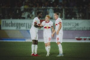 Oumar Solet, Nicolas Seiwald and Maximilian Wöber freuen sich über den Sieg gegen Hartberg. (c) Christian Hofer - FC Red Bull Salzburg via Getty Images