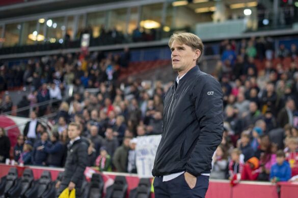 Ein nachdenklicher Christoph Freund in der Red Bull Arena während des Bundesligaspiels gegen den SK Sturm Graz (c) Andreas Schaad - FC Red Bull Salzburg via Getty Images