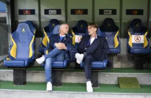 Christoph Freund tauscht sich mit Harald Luerzer aus (c) Andreas Schaad - FC Red Bull Salzburg via Getty Images