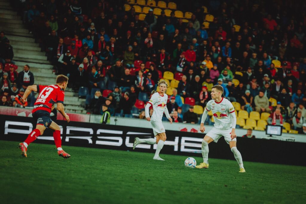 Luka Sucic am Ball gegen den Rapid. Foto (c) Jasmin Walter - FC Red Bull Salzburg via Getty Images