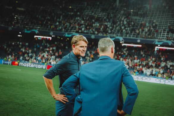 Christoph Freund tauscht sich mit Stephan Reiter aus (c) Jasmin Walter - FC Red Bull Salzburg via Getty Images