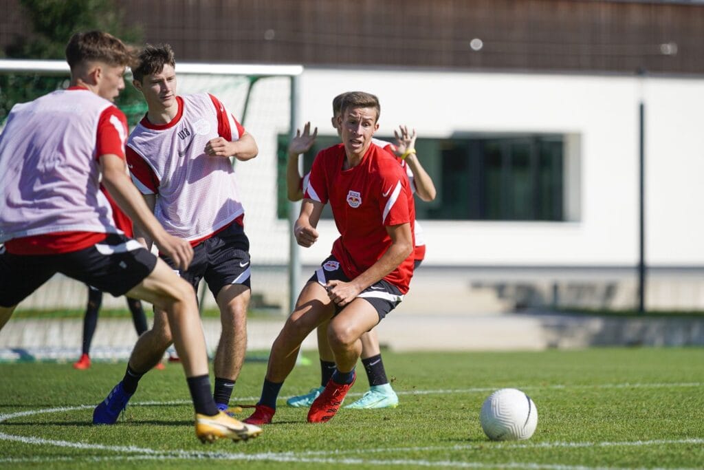 Konstantin Gertig (L) und Rocco Zikovic beim U18 Training. Foto (c) Christian Hofer - FC Red Bull Salzburg via Getty Images