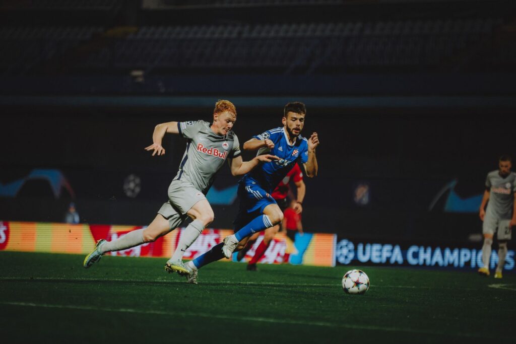 Nici Seiwald gegen Dinamo in Zagreb. Foto (c) Jasmin Walter - FC Red Bull Salzburg via Getty Images