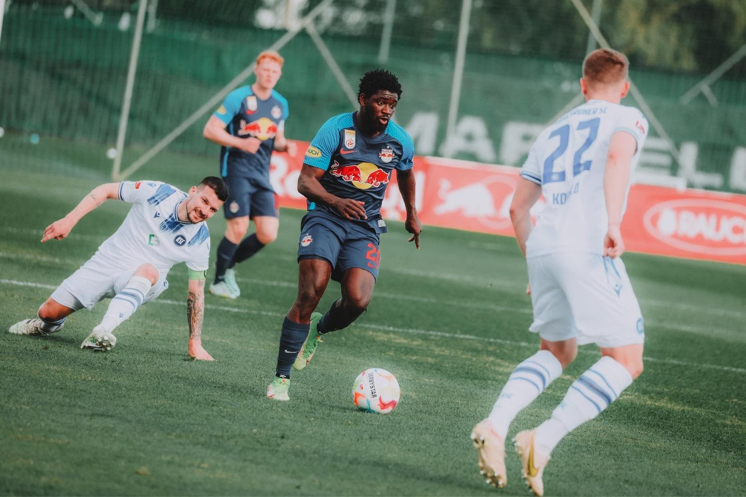 Sekou Koita dribbelt sich durch das Mittelfeld der KSC. Foto (c) Jasmin Walter - FC Red Bull Salzburg via Getty Images