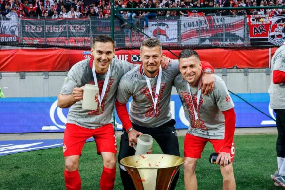 Die Führungsspieler Maximilian Wöber (l.) und Zlatko Junuzovic (r.) haben den FC Red Bull Salzburg bereits verlassen. Alexander Walke (m.) könnte im Sommer folgen. Foto: Jasmin Walter / Getty Images