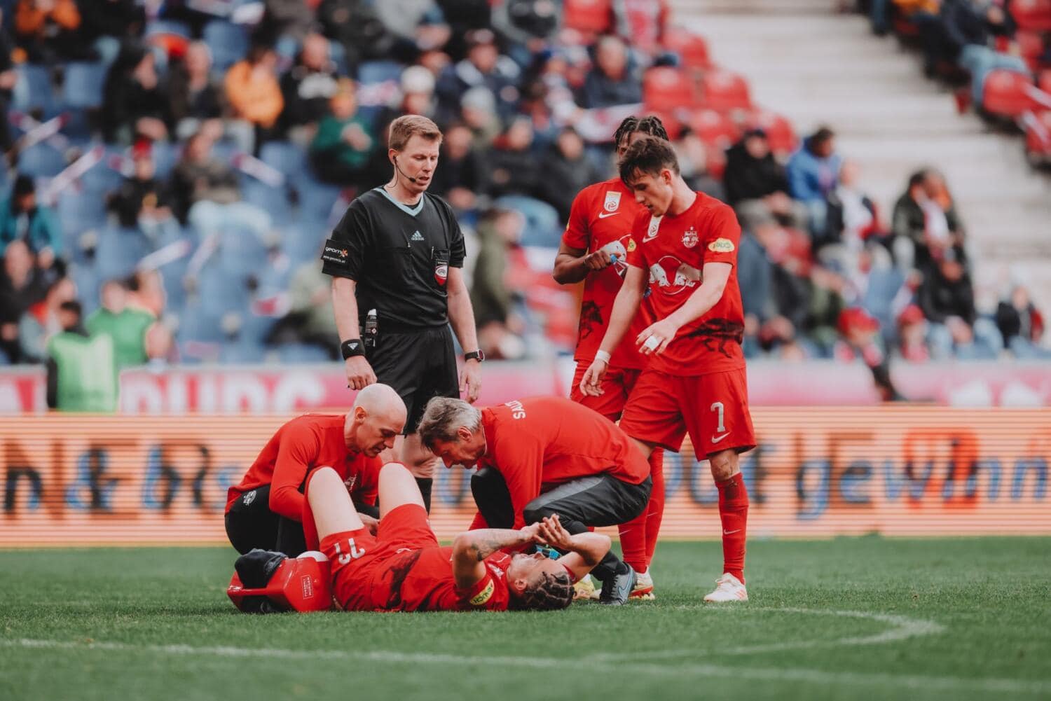 Noah Okafor verletzt sich. (c) Jasmin Walter - FC Red Bull Salzburg via Getty Images