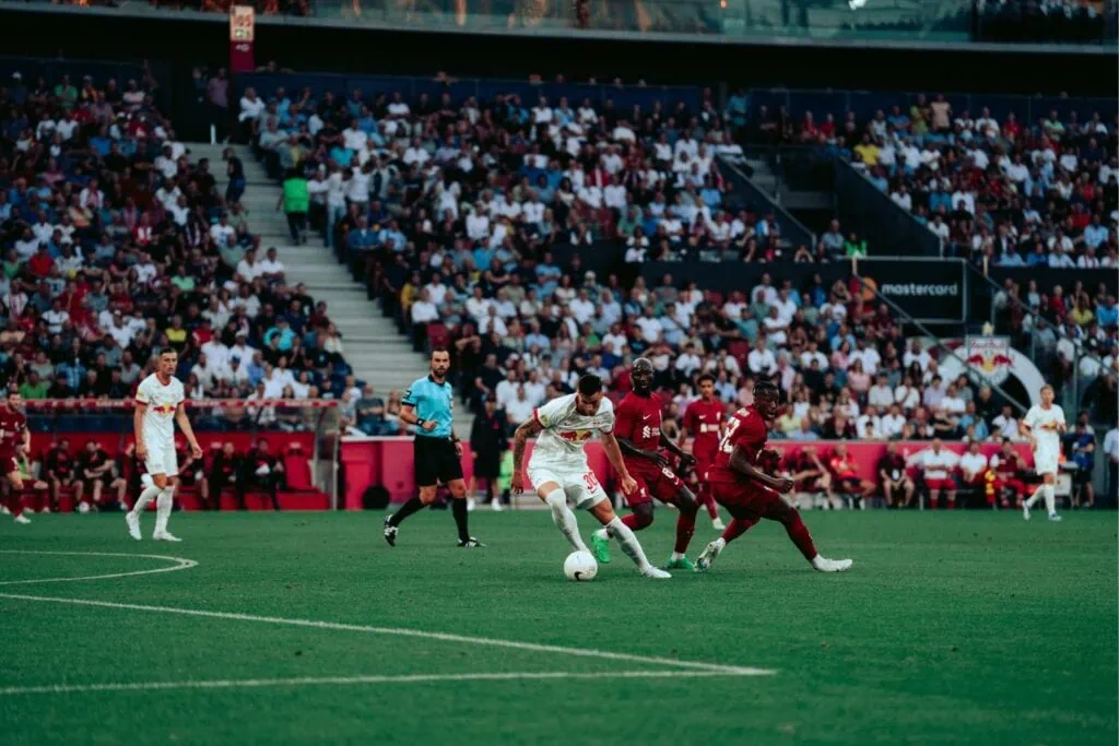 Benjamin Sesko spielt die Liverpooler Verteidigung schwindelig. Foto (c) FC Red Bull Salzburg