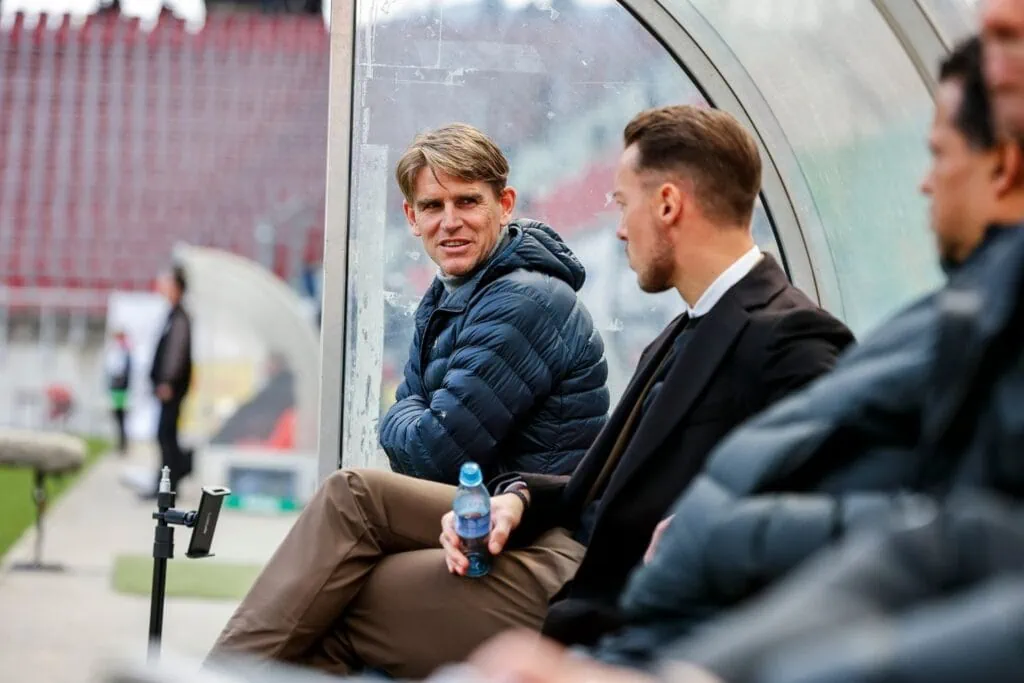 Freund tauscht sich mit Jaissle auf der Trainerbank aus. (c) Jasmin Walter - FC Red Bull Salzburg via Getty Images