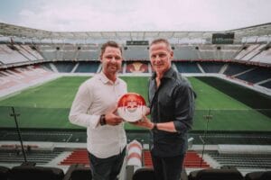 Stephan Reiter stellt den neuen Sportdirektor Bernhard Seonbuchner vor. Foto (c) FC Red Bull Salzburg