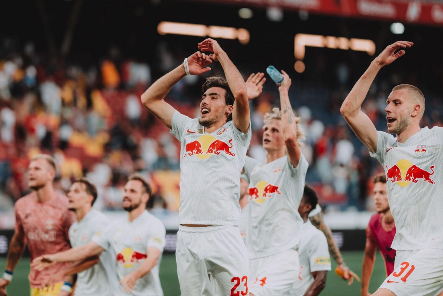 Salzburger bejubeln den Sieg gegen Rapid. Foto (c) EXPA - JFK