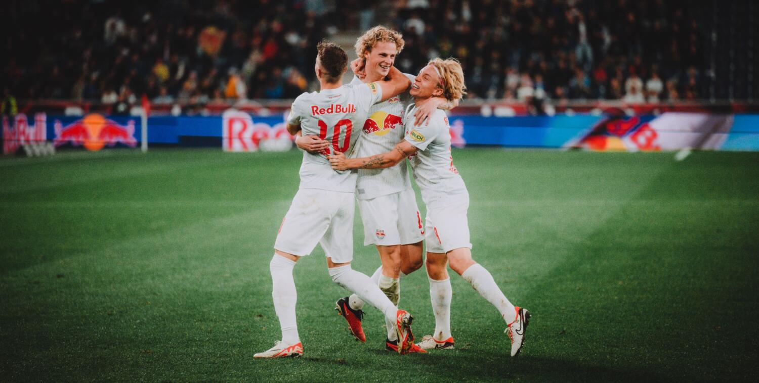 Luka Sucic, Maurits Kjaergaard and Mads Bidstrup jubeln über ein Tor. Foto (c) Andreas Schaad - FC Red Bull Salzburg via Getty Images