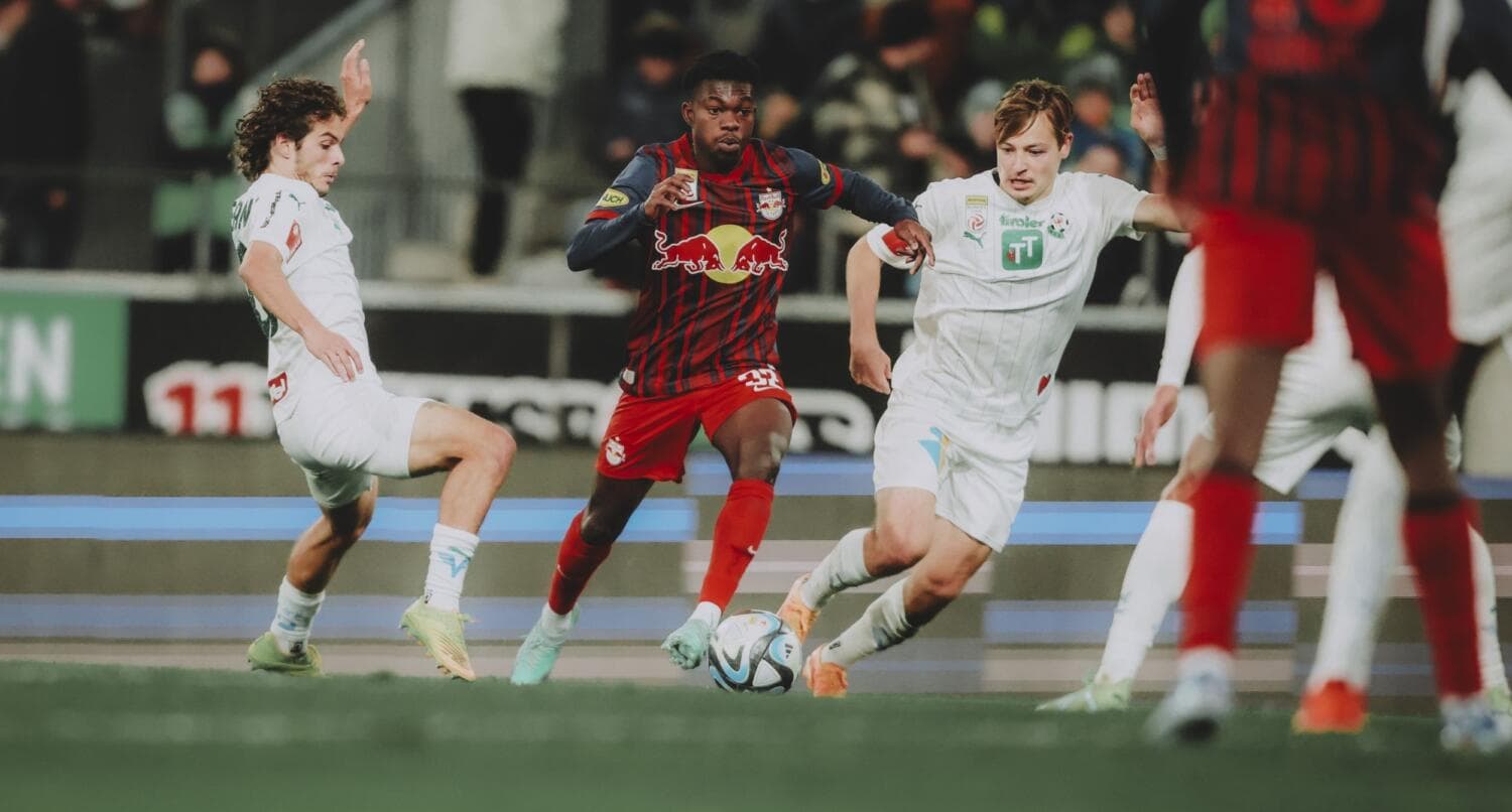 Amankwah Forson im Zweikampf bei der WSG. Foto (c) Jasmin Walter - FC Red Bull Salzburg via Getty Images