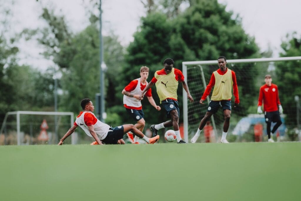 Mamadou Aliou Diallo (r.) trainiert vorerst beim FC Liefering mit. Foto: Andreas Schaad - FC Liefering