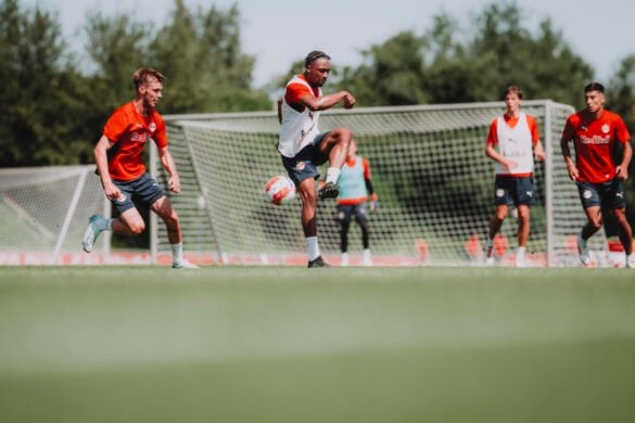 Oliver Lukic (l.) und Bryan Okoh sind derzeit nicht Teil der Kaderplanung des FC Red Bull Salzburg. Foto: Andreas Schaad - FC Red Bull Salzburg